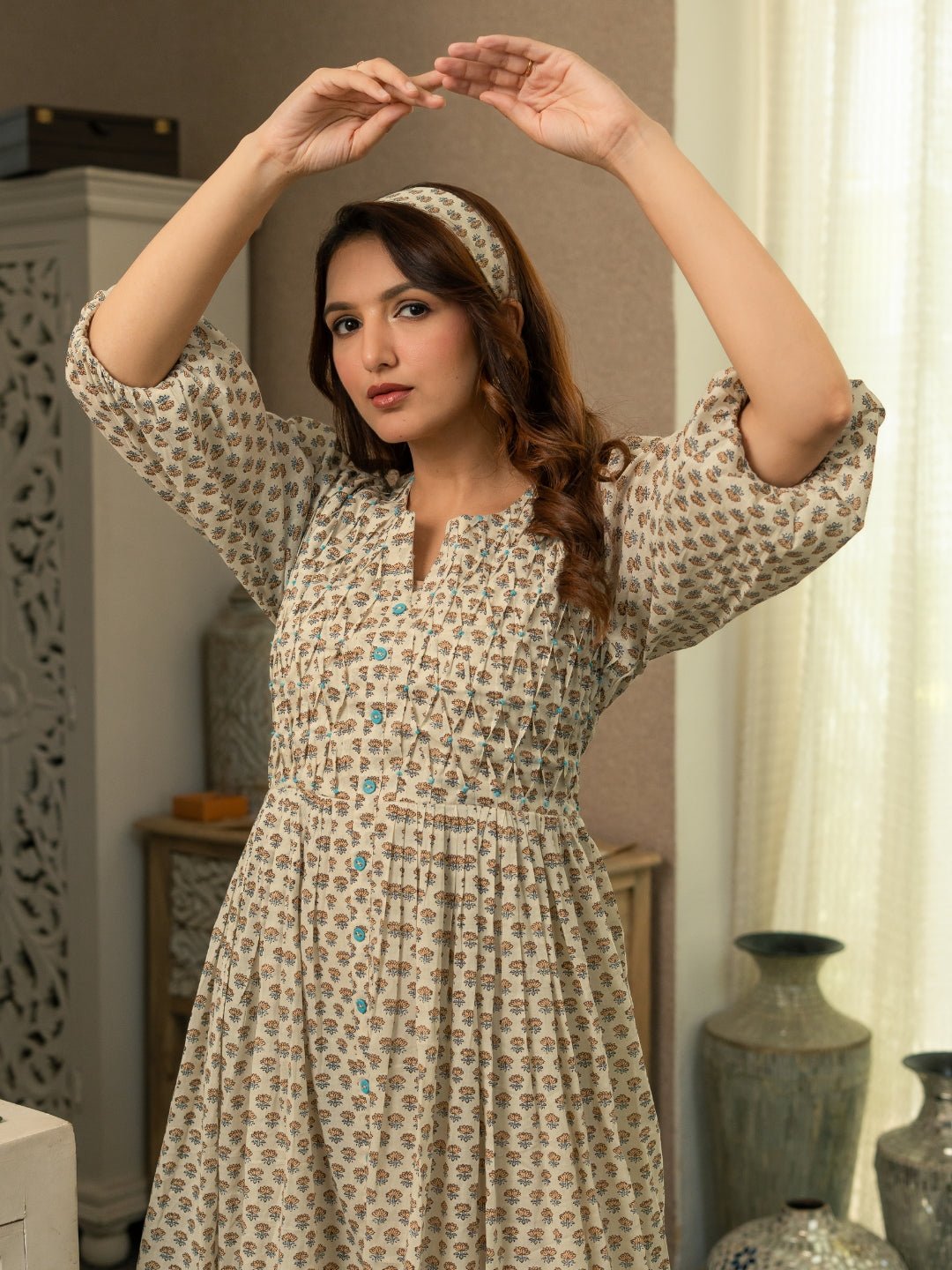 Small Buta Dress With Pintucks - Image 2