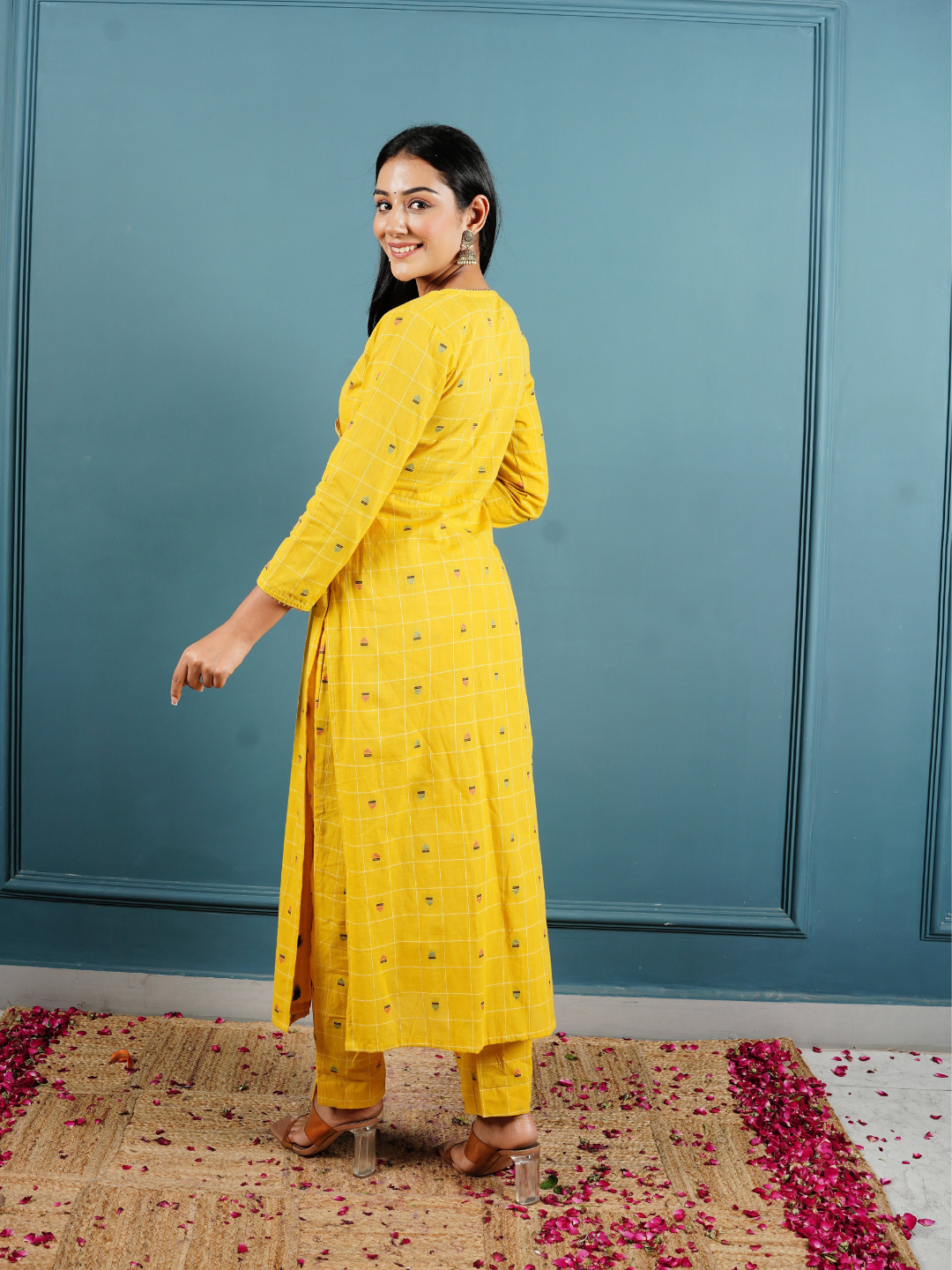 Kurta Set in Cotton Jacuard Fabric - Image 2