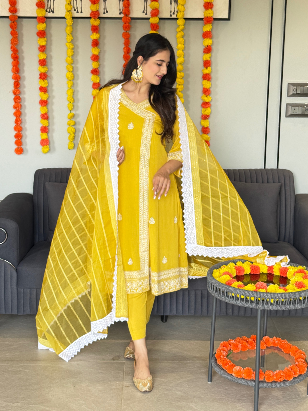 Crinkle Crepe Yellow Embroidery Kurta Set With Organza Dupatta - Image 7