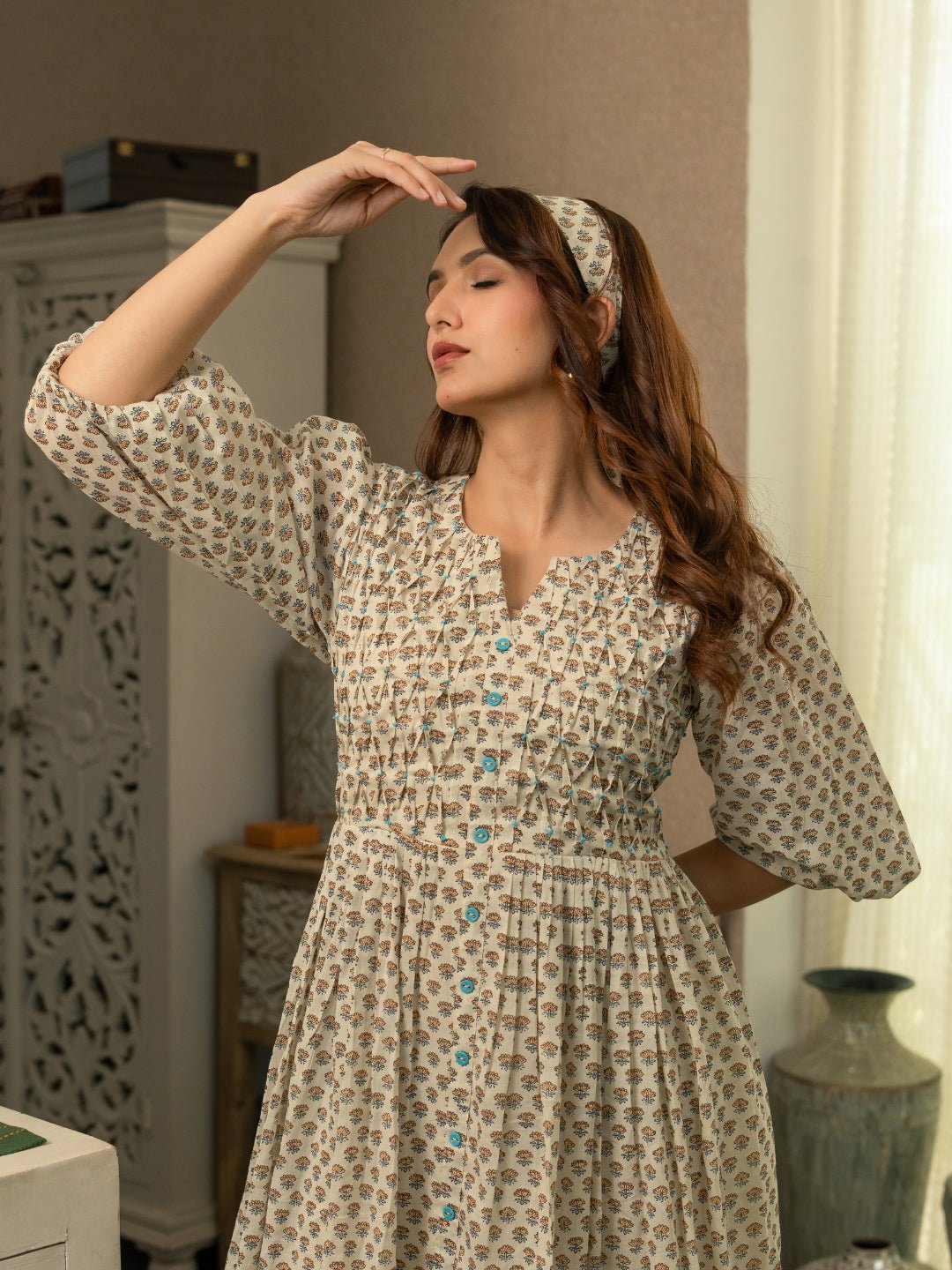 Small Buta Dress With Pintucks - Image 4