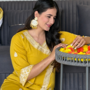 Crinkle Crepe Yellow Embroidery Kurta Set With Organza Dupatta - Image 3