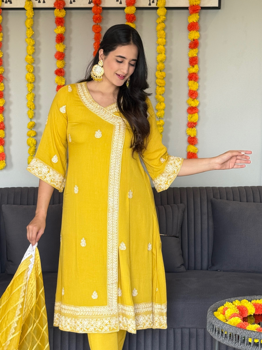 Crinkle Crepe Yellow Embroidery Kurta Set With Organza Dupatta - Image 5