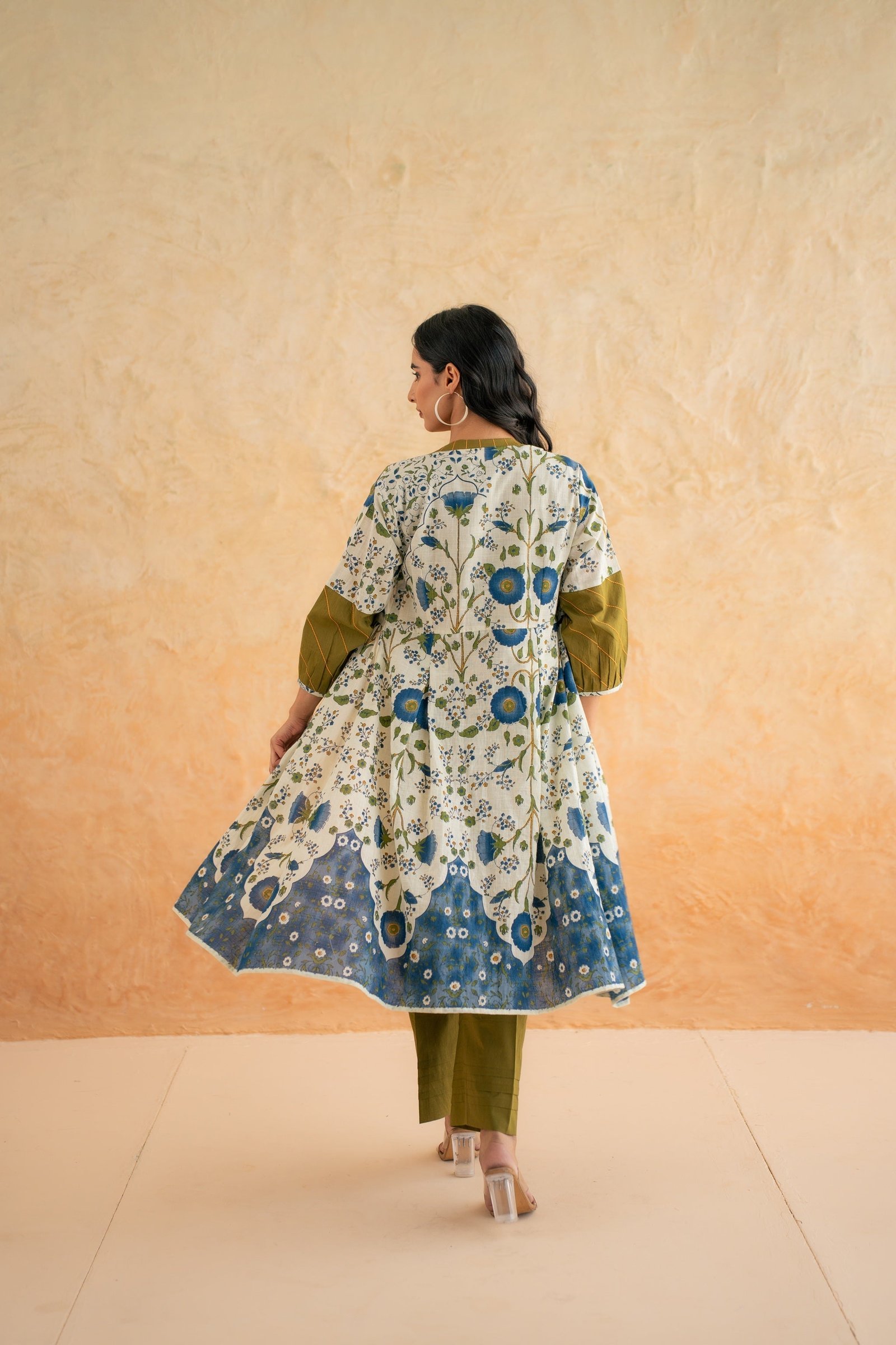 GREEN KURTA SET WITH SHRUG - Image 4