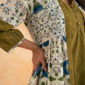 GREEN KURTA SET WITH SHRUG - Image 5